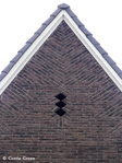 Geveltop voorkant met vlechting bakstenen.
<br/>
Corrie Groen- Pickhard, 2015-08-28
